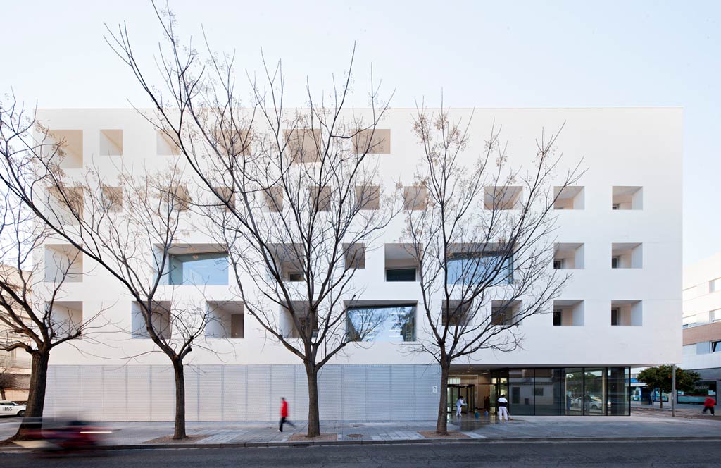 Education center for the university of cordoba / rafael de la-hoz