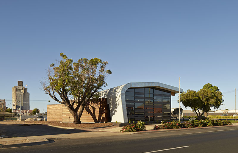 Hindmarsh shire council corporate offices / k20 architecture