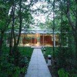 Glass house in tennessee inspired by mies