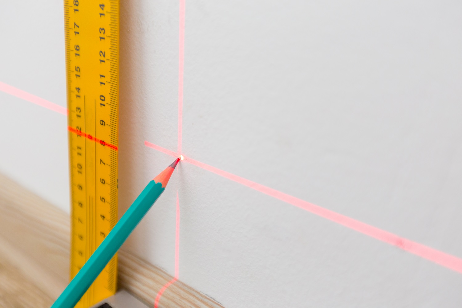 Laser level and lines on the wall