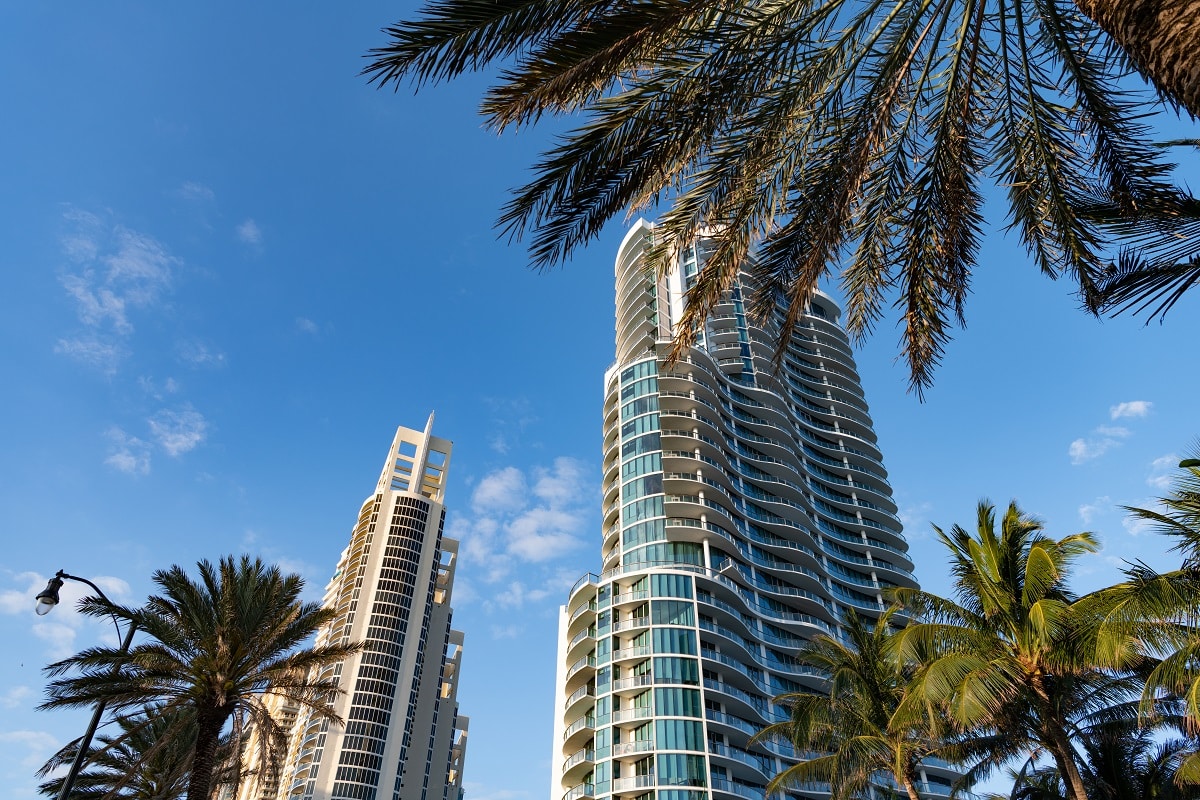 Sunny isles beach, miami florida, usa - march 24, 2021: chateau beach residence building, low angle. Una residences brickell.